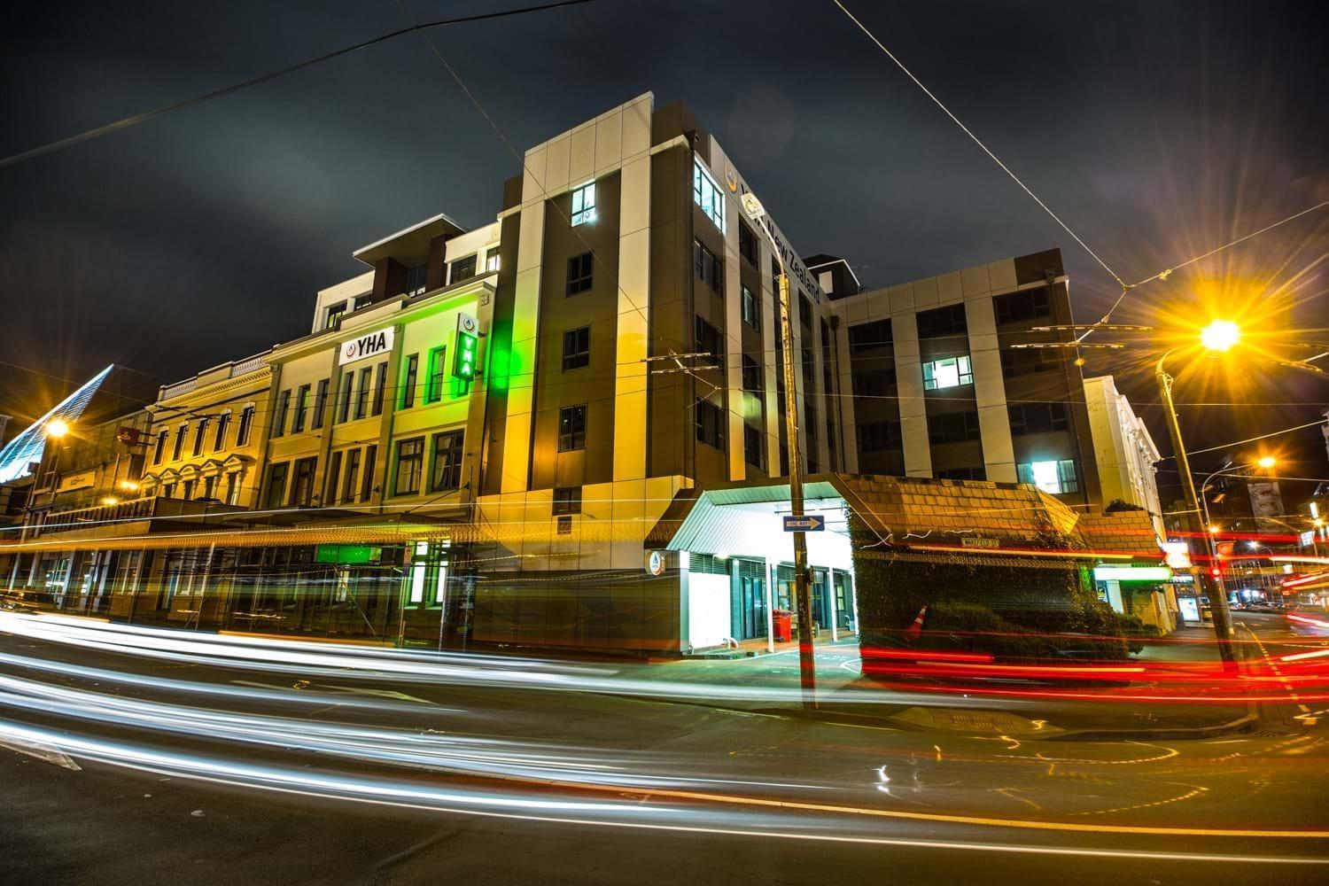 Haka House Wellington Hostel Exterior photo The hotel at night