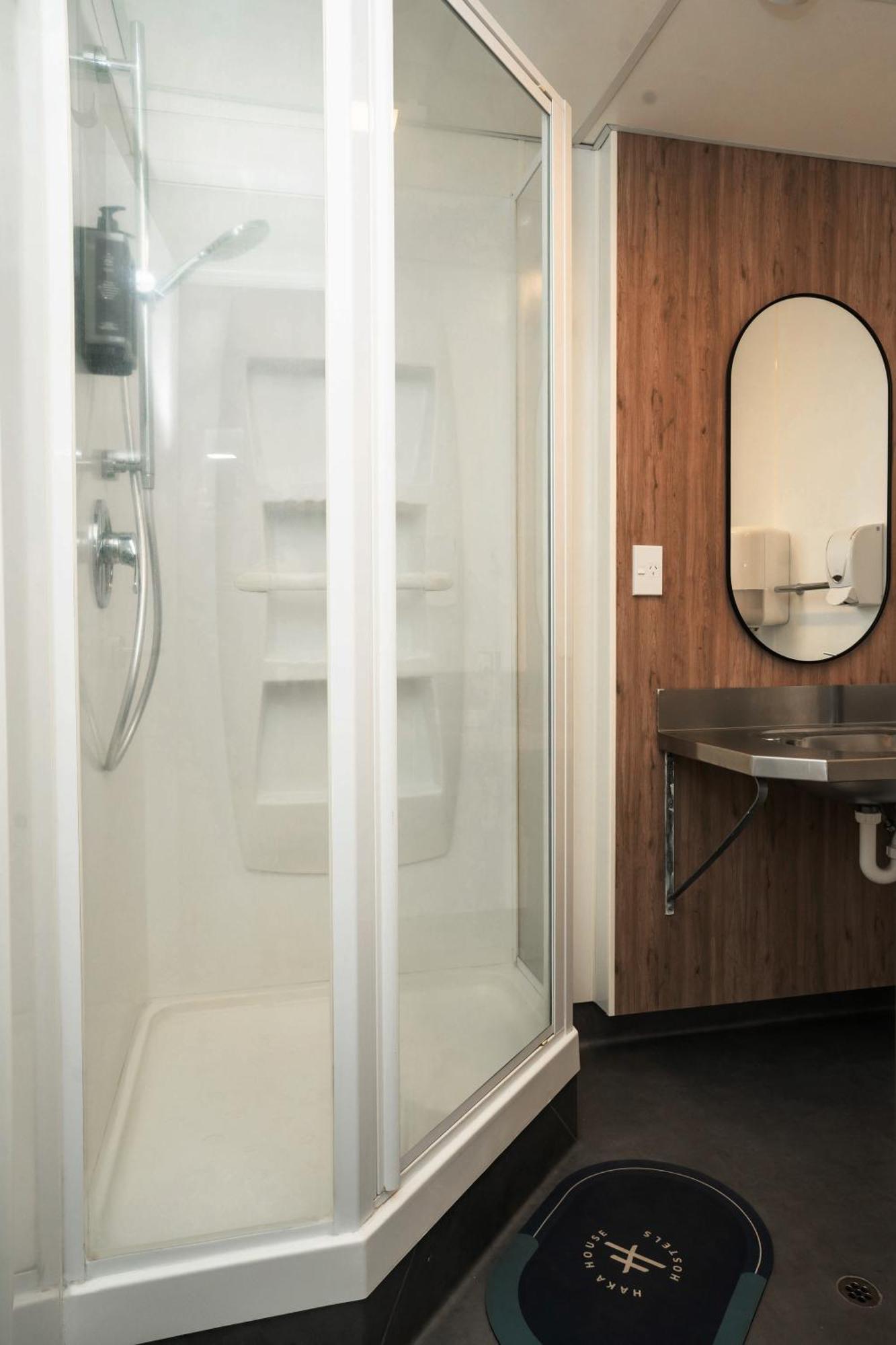 Haka House Wellington Hostel Exterior photo A shower cubicle