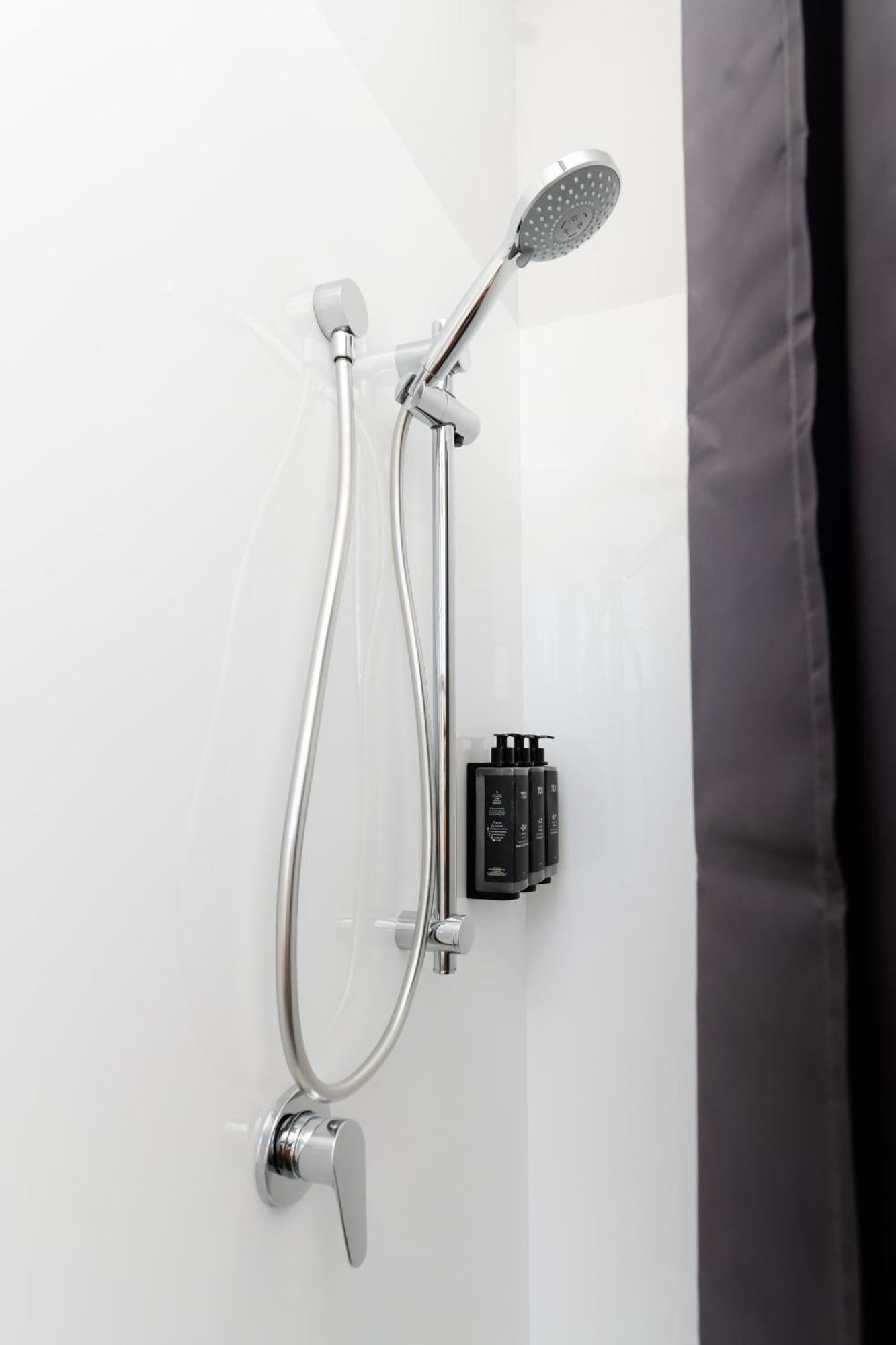 Haka House Wellington Hostel Exterior photo Shower rail