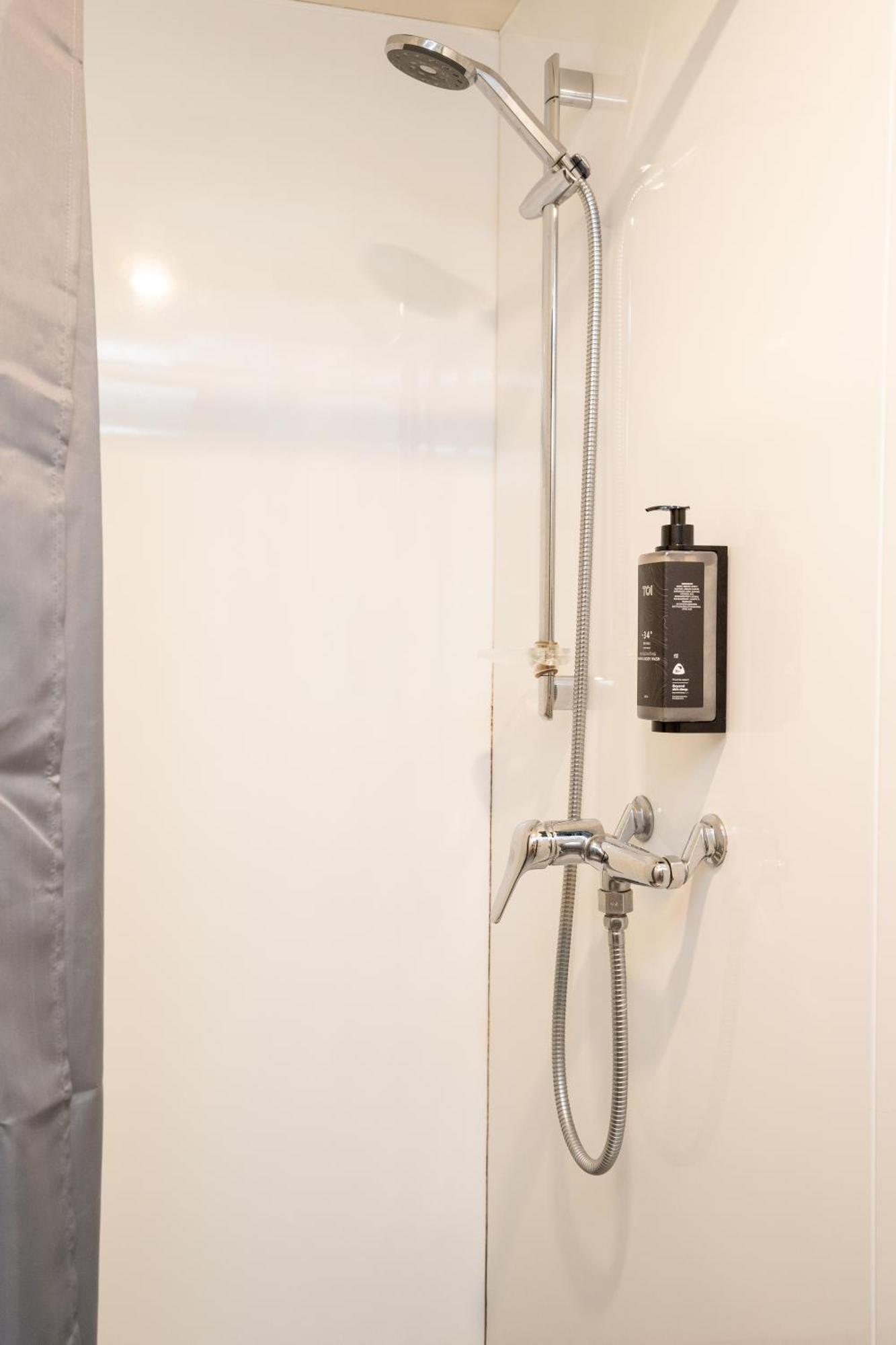 Haka House Wellington Hostel Exterior photo Shower gel dispenser
