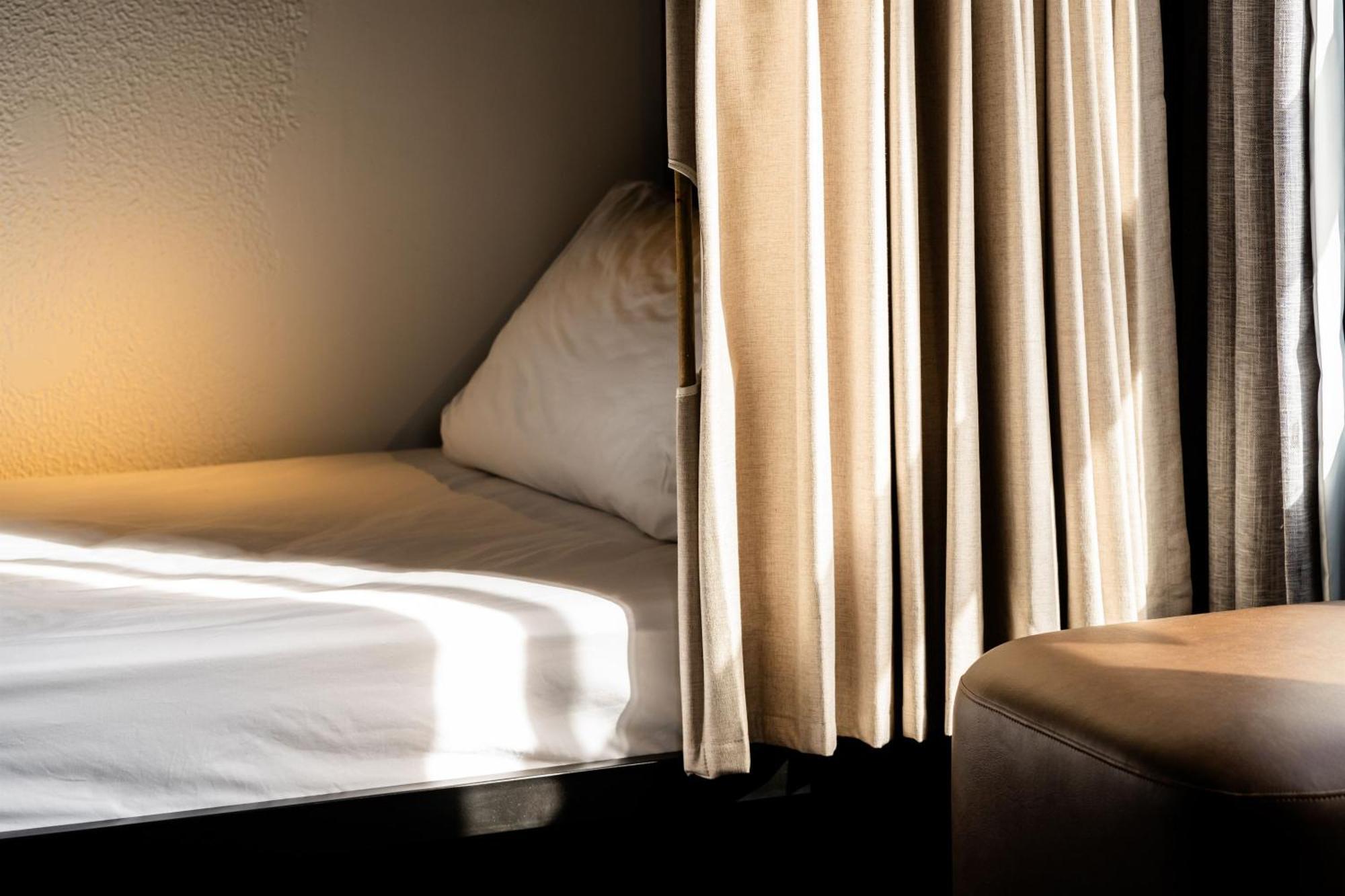 Haka House Wellington Hostel Exterior photo A bed in a hotel room