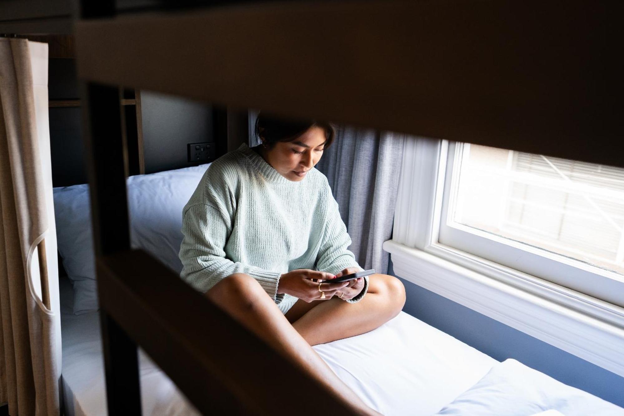 Haka House Wellington Hostel Exterior photo A woman sitting on a bunk bed