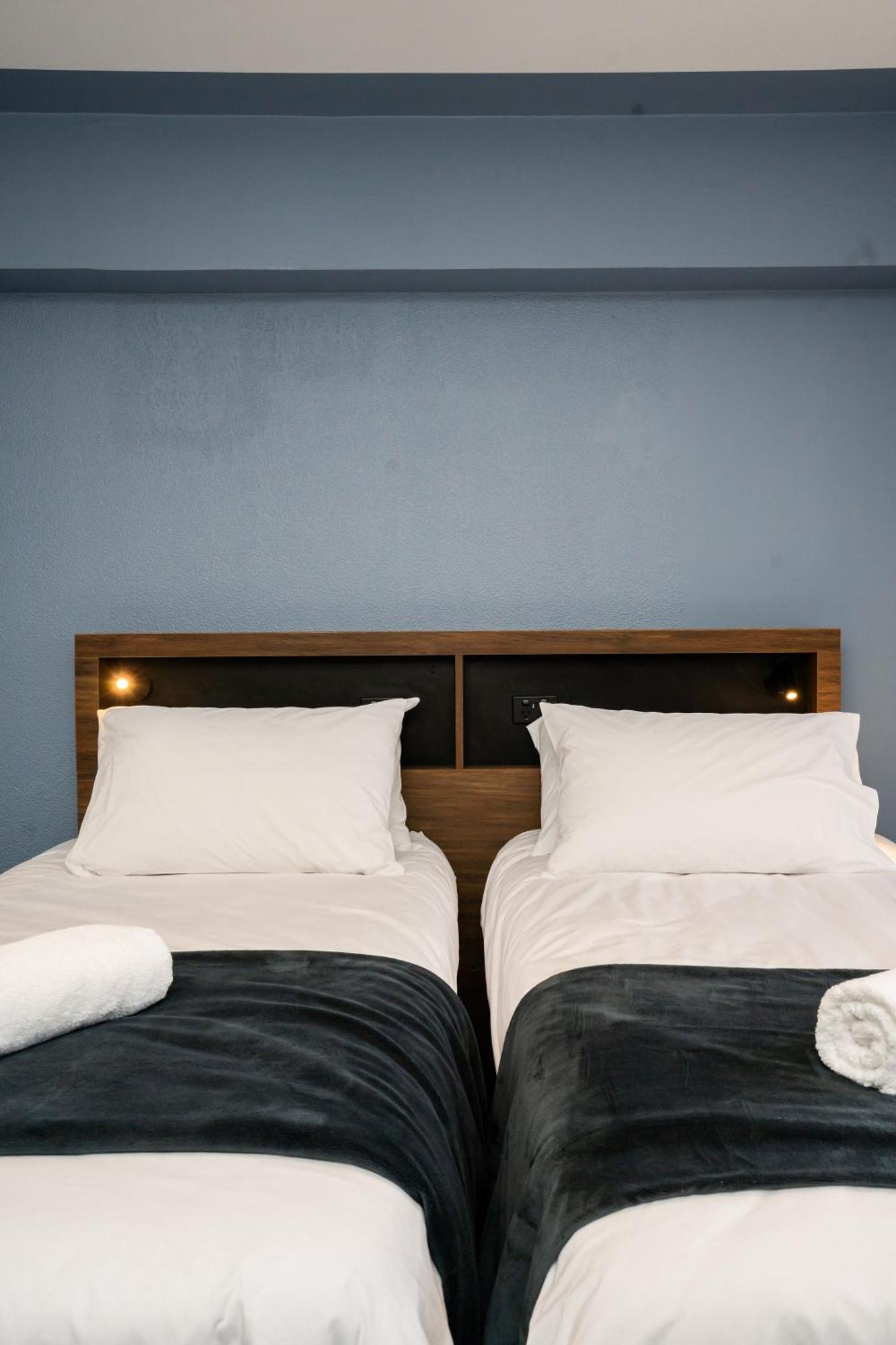 Haka House Wellington Hostel Room photo A bed with two pillows