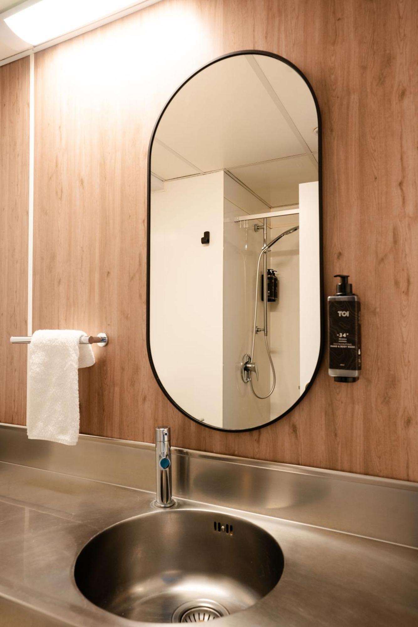 Haka House Wellington Hostel Exterior photo A shower in a hotel room
