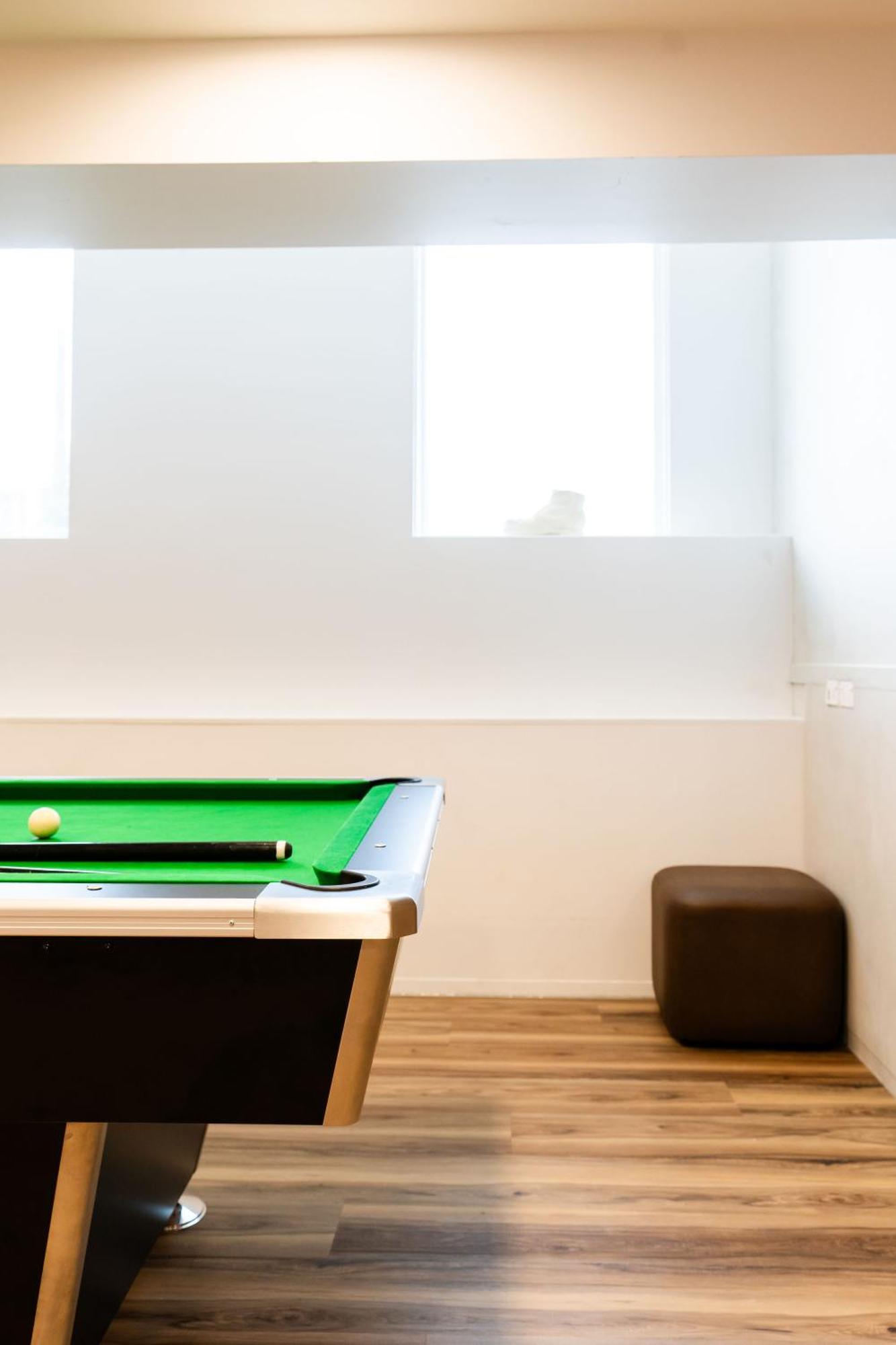 Haka House Wellington Hostel Exterior photo A pool table in a student house
