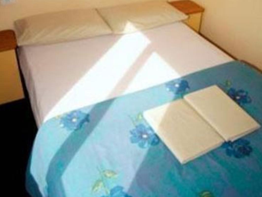 Haka House Wellington Hostel Exterior photo A bed with a duvet