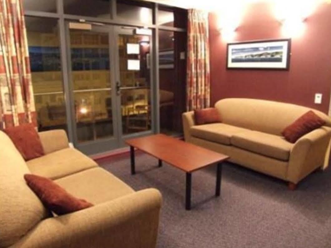 Haka House Wellington Hostel Exterior photo The lounge at the airport